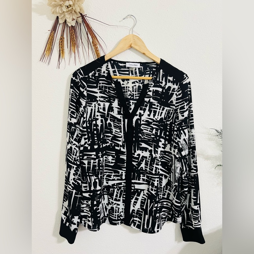 Calvin Klein Abstract Black White Pront Design Blouse Size Medium - Picture 1 of 4